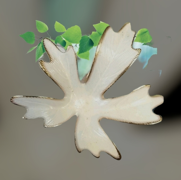 Vintage Mid Century 1960s Goldtone Metal Leaf Brooch Pin - Picture 3 of 13